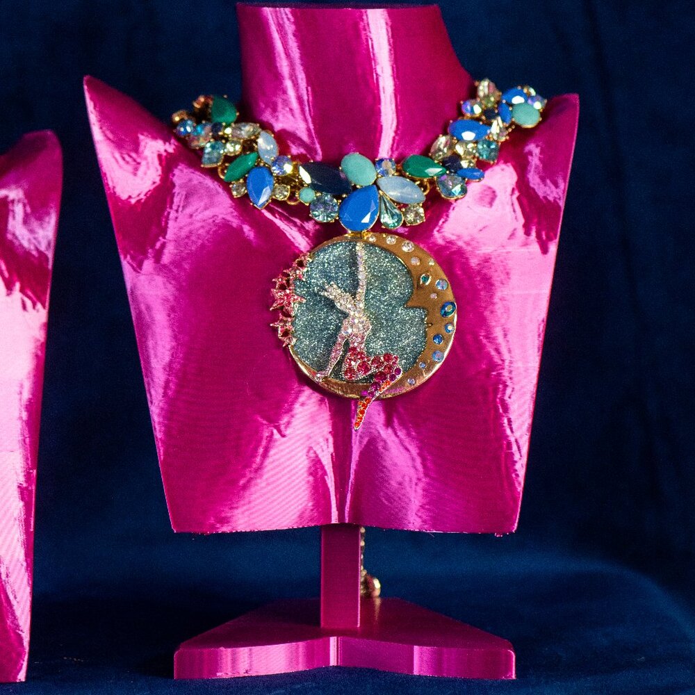 Necklace display bust